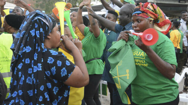 Anhänger der Chama Cha Mapinduzi Partei feiern am 29. Oktober 2020 in Dodoma, Tansania, nachdem die Partei als Sieger aus den Präsidentschaftswahlen in Tansania hervorgegangen ist. 