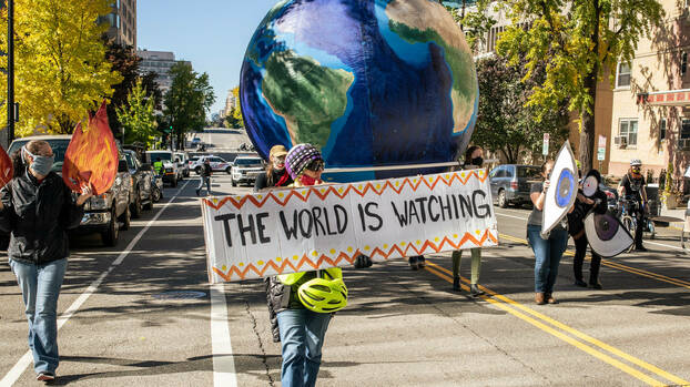 Klimaaktivist*innen protestieren gegen Präsident Trump in Washington, DC am 4. November 2020.