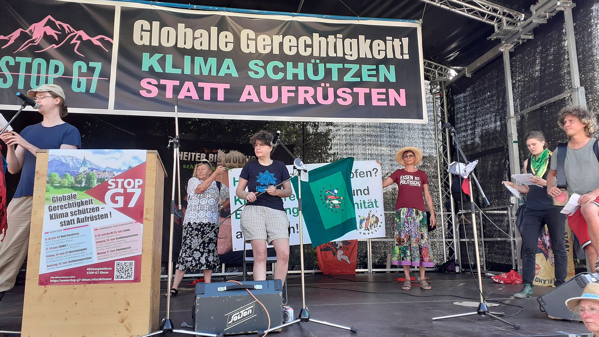 Aktivist*innen sprechen nach der Demonstration am 26.6.2022 in Garmisch-Partenkirchen zu den 3.000 Angereisten.